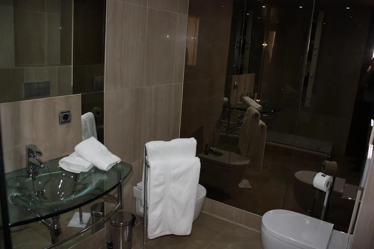 107 - Two-Bedroom Beach Apartment إِستيبونا