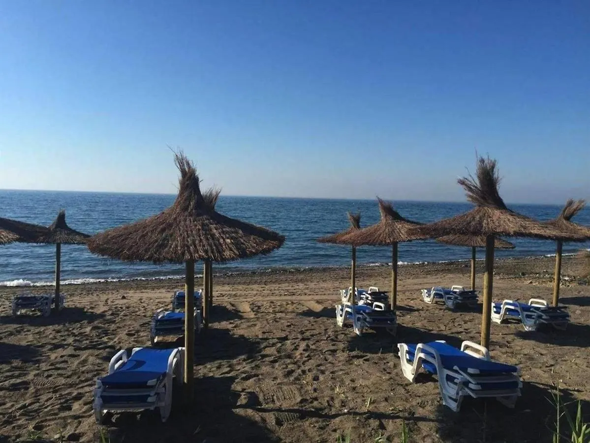 107 - Two-Bedroom Beach Apartment إِستيبونا