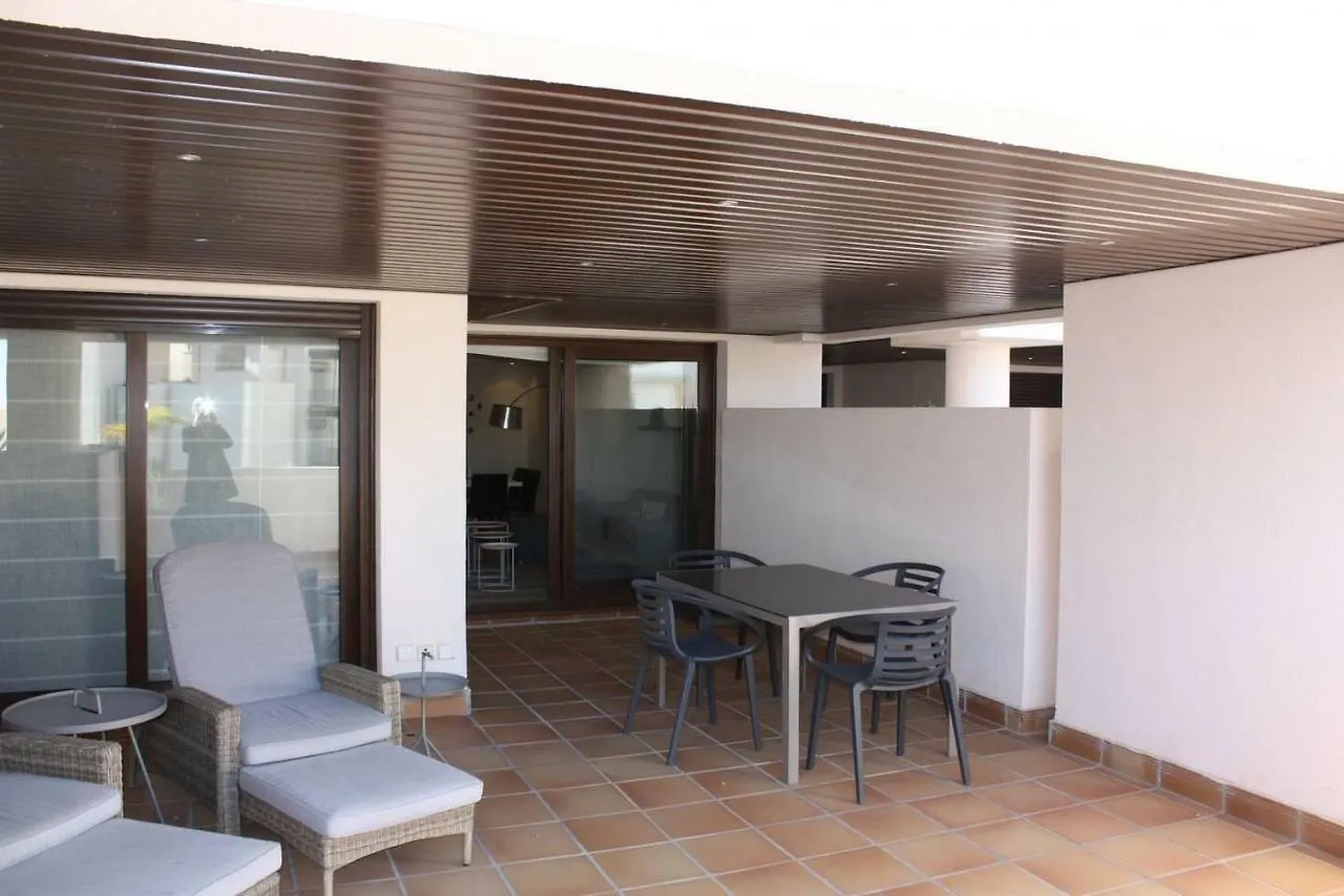 107 - Two-Bedroom Beach Apartment إِستيبونا