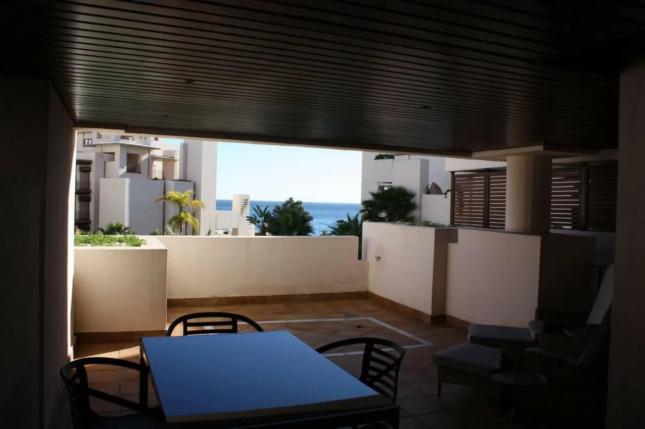 107 - Two-Bedroom Beach Apartment إِستيبونا 0*,